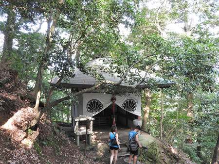鞍馬寺26 革堂地蔵尊 太陽神を表す蝋燭立と月神を表す水受け
