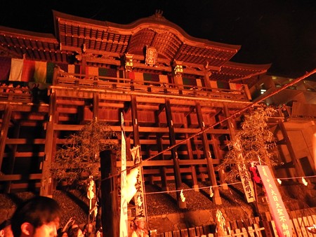狸谷山不動院 火渡り祭03 炎に照らされる本殿