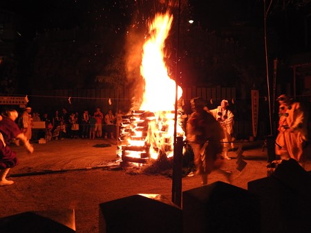 狸谷山不動院 火渡り祭12 真言を唱えつつ