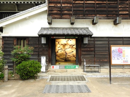広島城26 入口正面の石垣が迫力