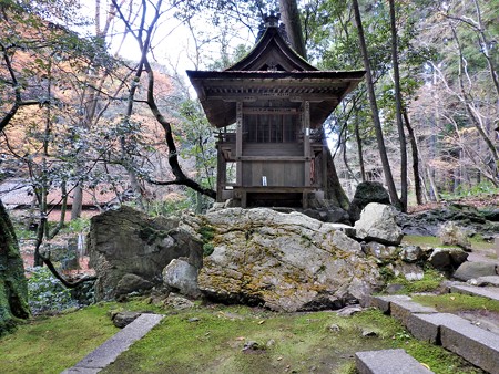 石山寺25 磐座の上に建つ龍蔵権現社1