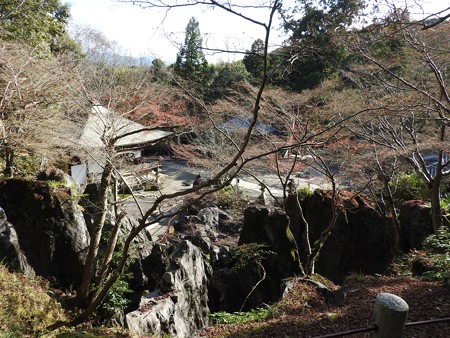 石山寺57 経蔵から見た珪灰石