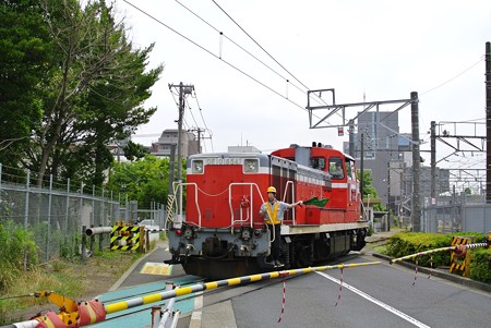 王子街道南渡り踏切にて