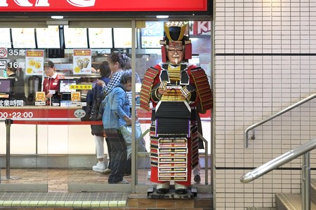 2015.04.24　駅　KFC　鎧カーネルさん