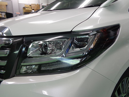 アルファード３０　ヘッドライトインナーブラックアウト前　ノーマル