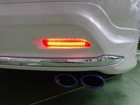 ハリアー６０系　リアバンパーリフレクター　スモークフィルム施工後　ブレーキ時