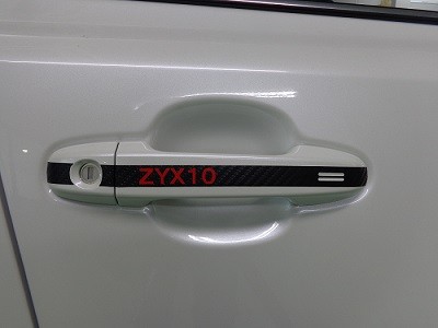 DSC09421 400Ｃ－ＨＲ　ドアハンドルカーボンシート　型式ロゴ　レッド