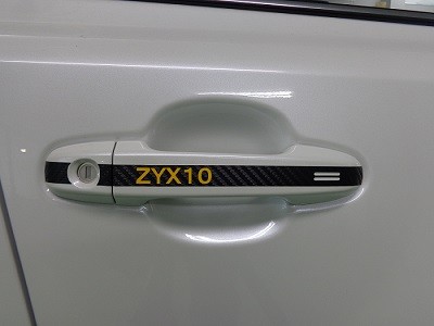 DSC09421 400Ｃ－ＨＲ　ドアハンドルカーボンシート　型式ロゴ　イエロー