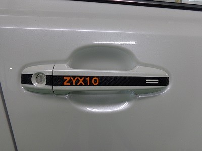 DSC09421 400Ｃ－ＨＲ　ドアハンドルカーボンシート　型式ロゴ　オレンジ