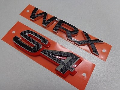 ＷＲＸ　Ｓ４　エンブレムカーボンシート加工