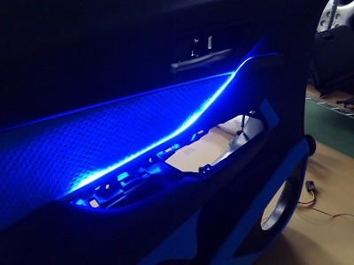 Ｃ－ＨＲ　ドア間接照明追加