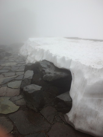 ２日間にわたり、強い雨が断続的に降り、雪がかなりとけました。登山...