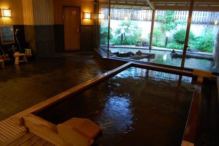湯船の底に吸い込み口があり、実際に湯を吸い込んでいた(朝9時に体感)