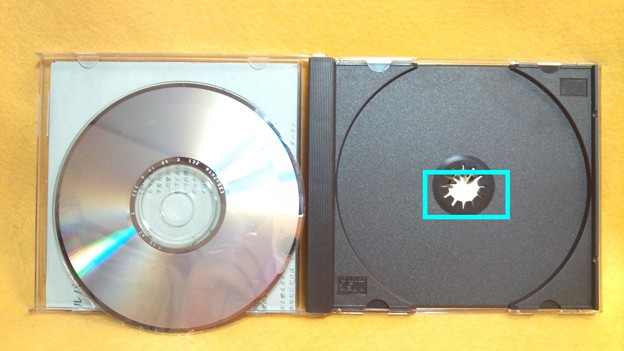 Photos: CDを留める爪が折れている部分があります。