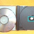 Photos: CDを留める爪が折れている部分があります。