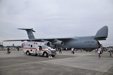 輸送機と救急車1