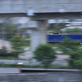 北陸新幹線　高架橋の下を走る電車