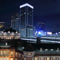 Photos: 東京駅とビルと満月