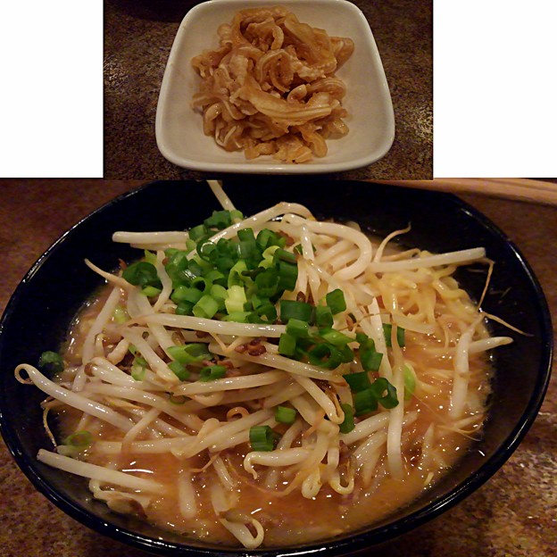 今日の朝飯 岡山市北区中央町の 沖縄料理 北海道料理 雄 札幌みそラーメン ７００円と ミミガー わ これ 想定外に札幌味噌ラーメンで驚いた ｗ バターやコーンのトッピングが欲しいなｗ 写真共有サイト フォト蔵