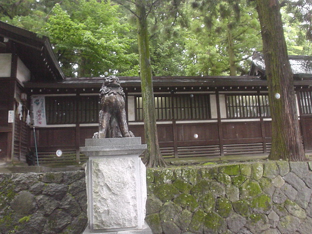 諏訪大社　春宮　狛犬の周りに浮ぶ玉