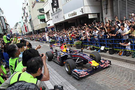 Ｆ１，公道を走る