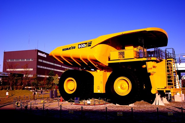 建設機械製造メーカー コマツの世界最大級の超大型ダンプ