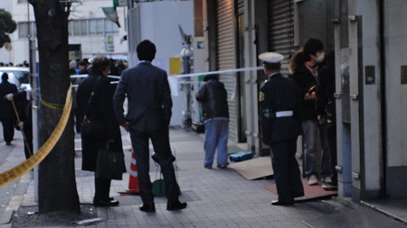 秋葉原 ビルのガラスが割れているところの下