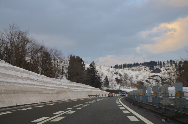 まだ高い雪の壁があるが、路上は一切積雪なし