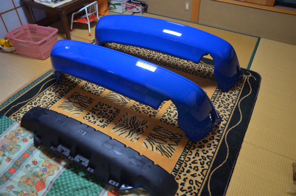 パンパーの表面をレジンポリッシュで磨く