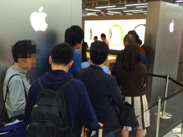 発売になったばかりのAppleWatchを見るための長蛇の列