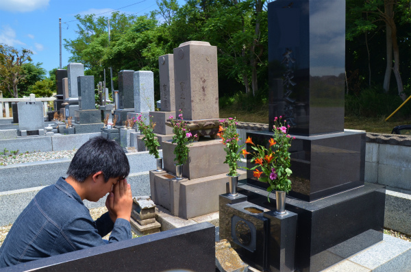 ご先祖様に手を合わせて感謝する