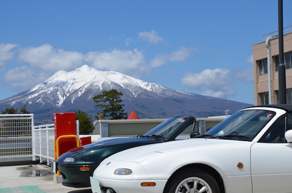 ２台のNAロードスターと綺麗な岩木山