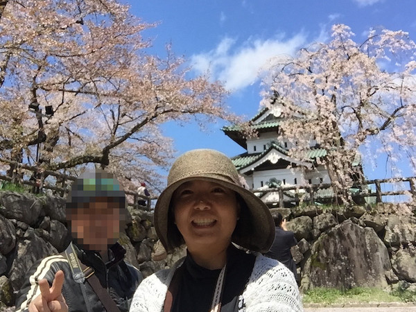 仮住まい中の天守閣と、桜と、青空と、白神爺さんと会えて大喜びの家内
