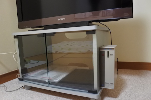 テレビ台の横に100円玉を入れる機械