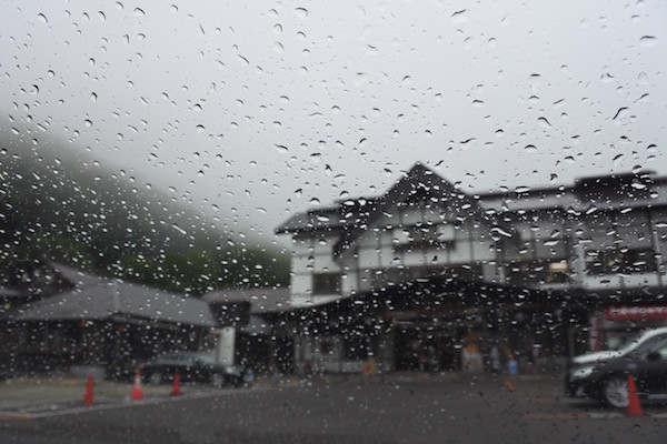 お風呂を上がったところで雨に降られた