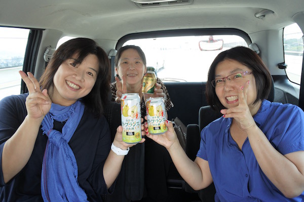 出発早々お酒で盛り上がっています！