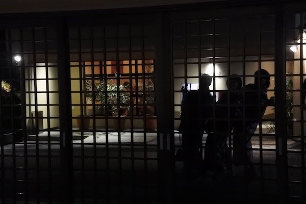 格子戸に映った姿も