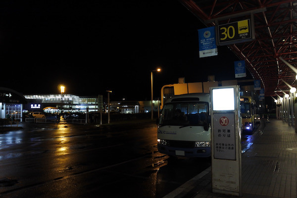 駐車場の送迎バスに乗って