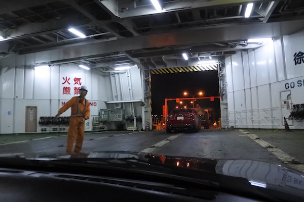 フェリーは青森港に到着、船から降ります。 フェリーは青森港に到着、船から降ります。