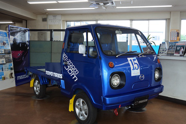 ディーラーに展示された電気自動車 ディーラーに展示された電気自動車