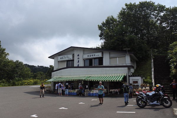 発荷峠の土産物屋さんに立ち寄り
