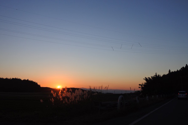 ちょうど太陽が山に沈むころに