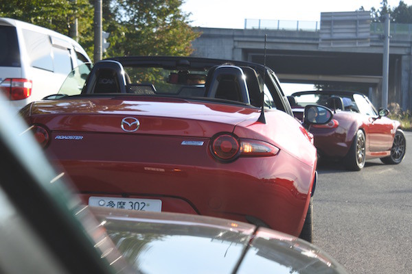 赤いロードスターに続いて会場を後にしました