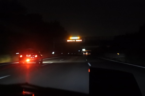 照明のない高速道路で霧の無い日のリアフォグランプはかなり眩しい