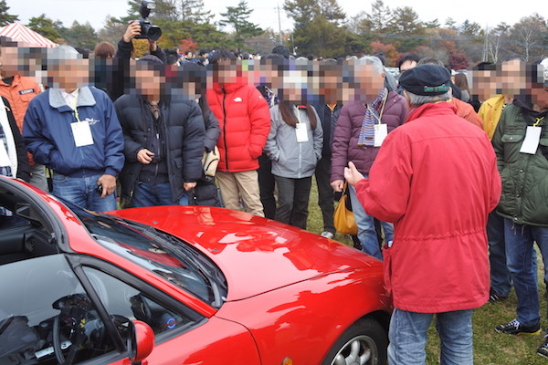 実車を囲んでのデザイントーク