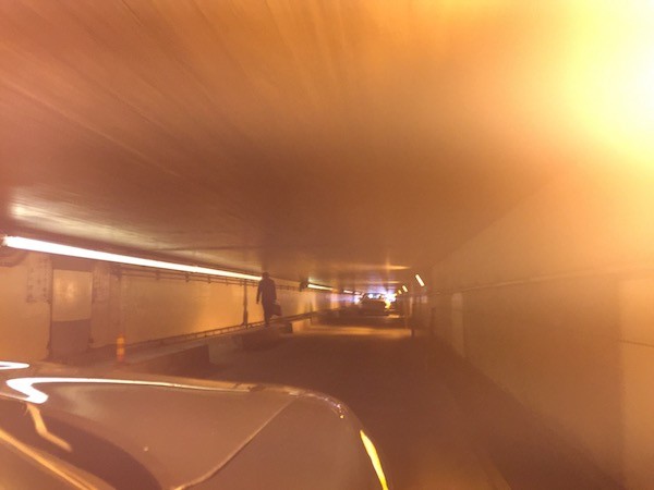 トンネルの天井は予想以上に低い