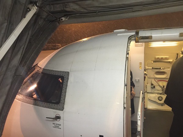激しく雪が降る中、北海道に向かう飛行機に乗り込む