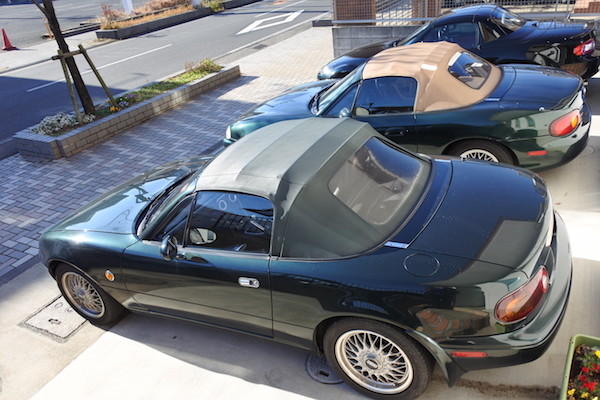 同じメーカーの同じ緑マイカのロードスター