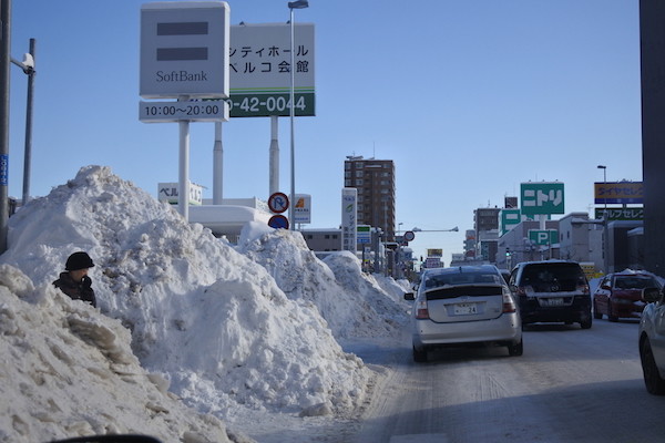 札幌市内の除雪の山の高さに驚く