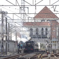 南欧風駅舎と漆黒の機関車